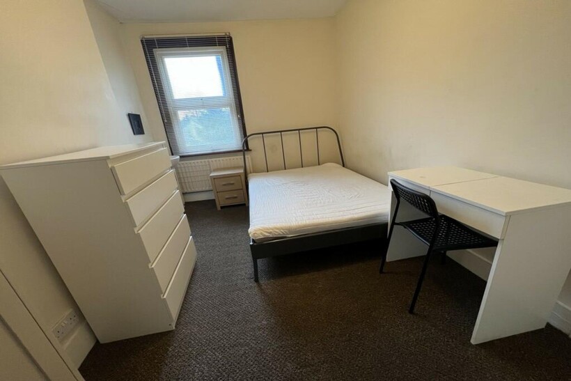 Croydon CR0 1 bed in a house share to rent - £675 pcm (£156 pw)