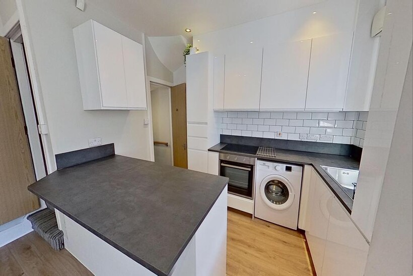 Beechwood Terrace, Burley, Leeds 4 bed house to rent - £1,500 pcm (£346 pw)