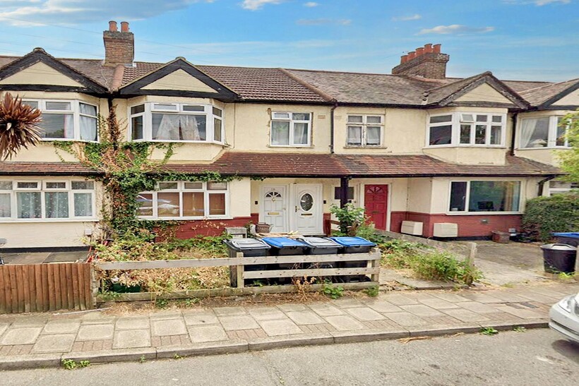 Dinton Rd, Colliers wood, London SW19 2 bed maisonette to rent - £1,750 pcm (£404 pw)