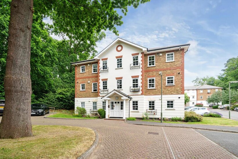 Markham Court, Camberley GU15 2 bed house to rent - £1,450 pcm (£335 pw)