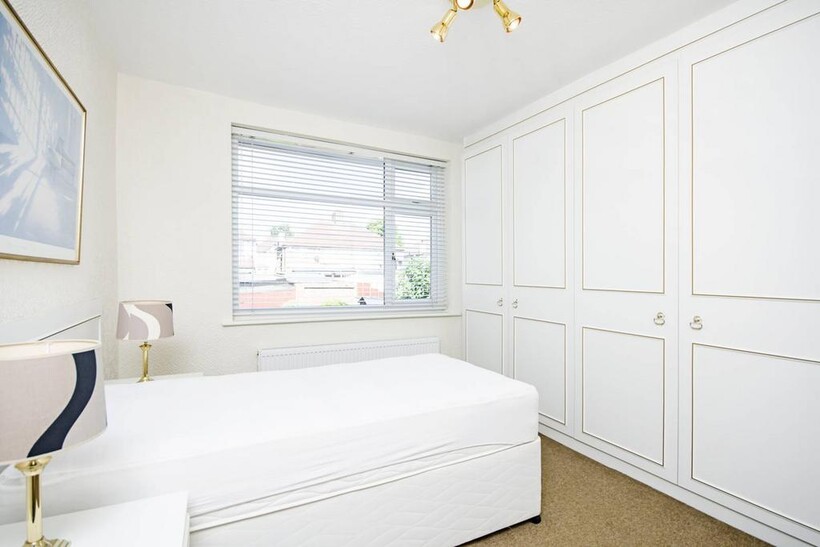 Lynton Avenue, Colindale, London, NW9 3 bed house to rent - £2,750 pcm (£635 pw)