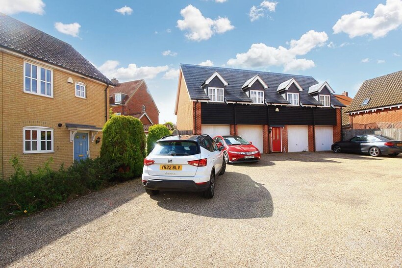 Vanguard Chase, Norwich NR5 2 bed semi-detached house to rent - £1,050 pcm (£242 pw)