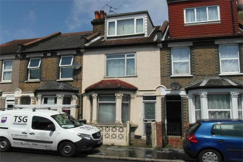 Croydon CR0 1 bed in a house share to rent - £700 pcm (£162 pw)