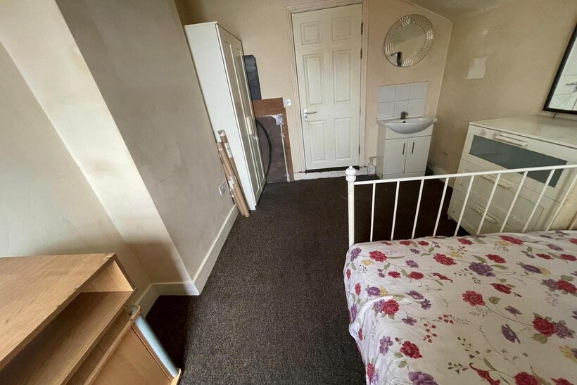 Croydon CR0 1 bed in a house share to rent - £700 pcm (£162 pw)