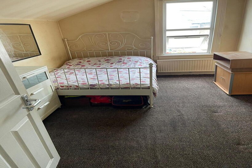 Croydon CR0 1 bed in a house share to rent - £700 pcm (£162 pw)