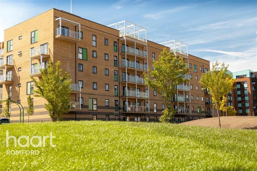 Cathedral Court - Wideford Drive - RM7 2 bed flat to rent - £1,700 pcm (£392 pw)