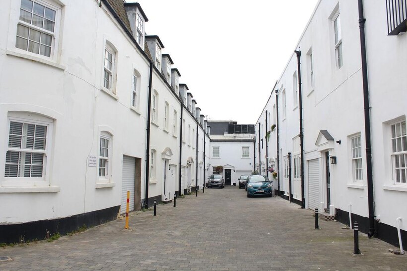 Marine Terrace Mews, Brighton BN2 1 bed mews to rent - £1,500 pcm (£346 pw)