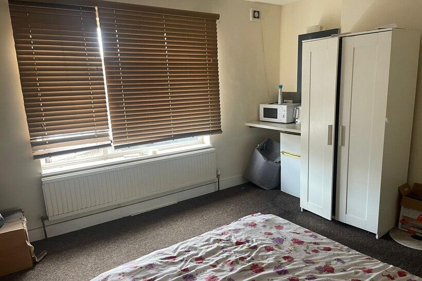 Croydon CR0 1 bed in a house share to rent - £700 pcm (£162 pw)