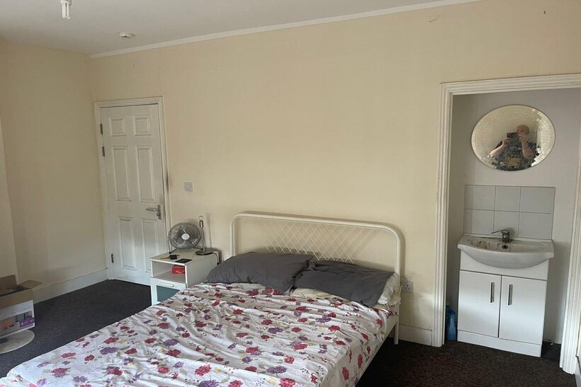 Croydon CR0 1 bed in a house share to rent - £700 pcm (£162 pw)