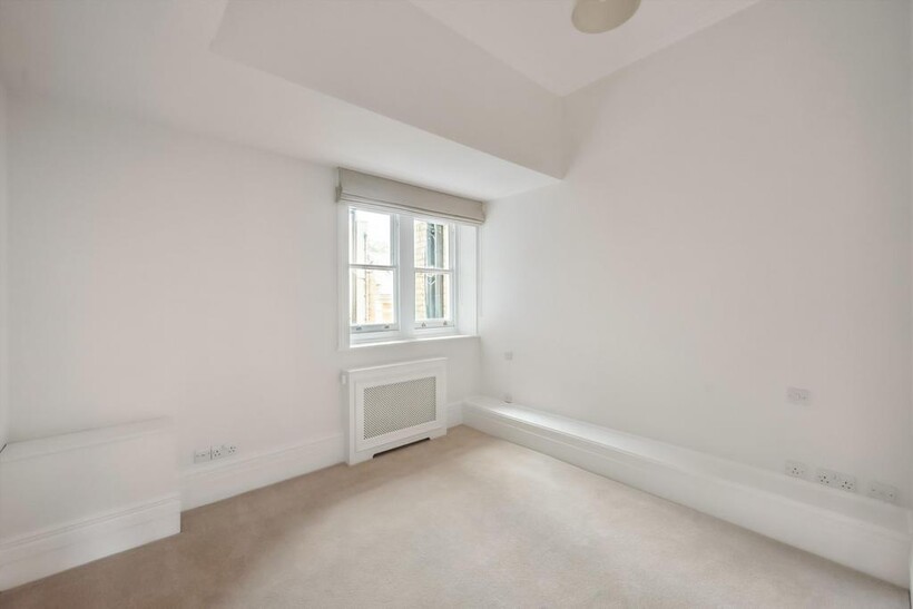 Pont Street, London, SW1X 2 bed flat to rent - £6,392 pcm (£1,475 pw)