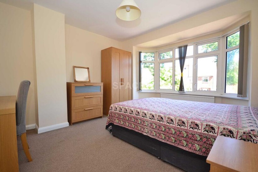 Courts Road, Reading RG6 7DJ 1 bed in a house share to rent - £695 pcm (£160 pw)