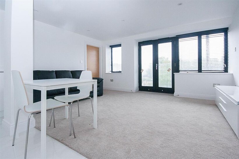 High Street, Brentwood 2 bed apartment to rent - £1,595 pcm (£368 pw)