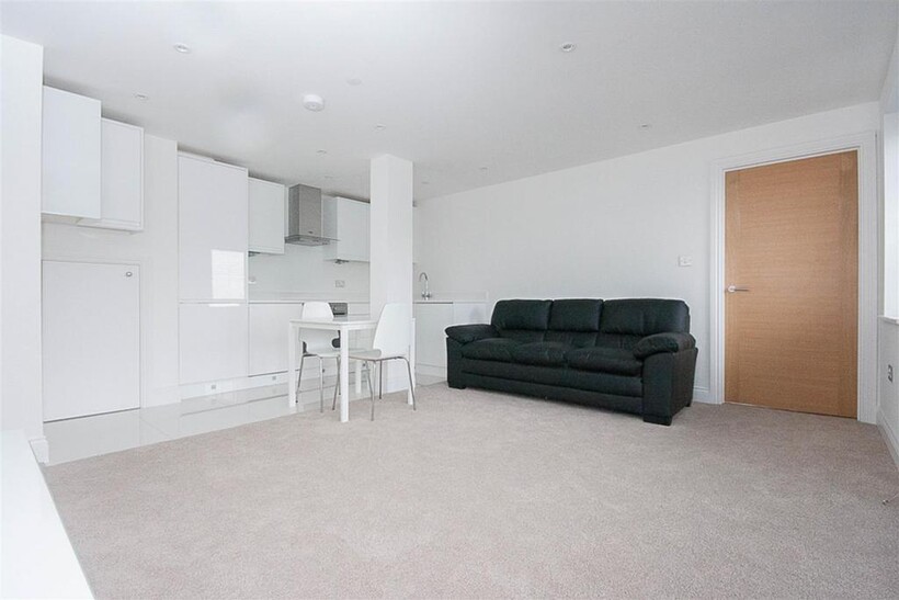 High Street, Brentwood 2 bed apartment to rent - £1,595 pcm (£368 pw)