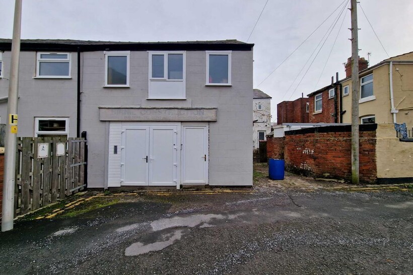 Workshop/Storage space with Office facilities on Back Clarendon Road, Blackpool Property to rent - £500 pcm (£115 pw)