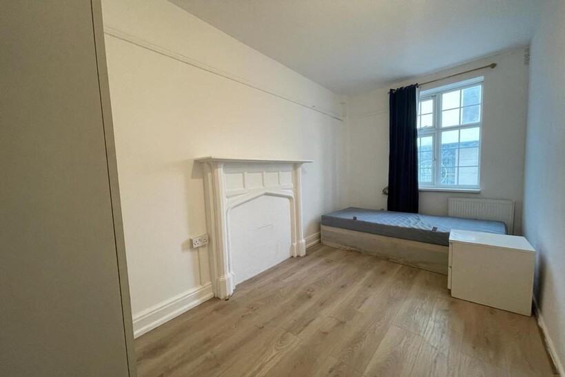 Croydon CR0 1 bed in a house share to rent - £675 pcm (£156 pw)