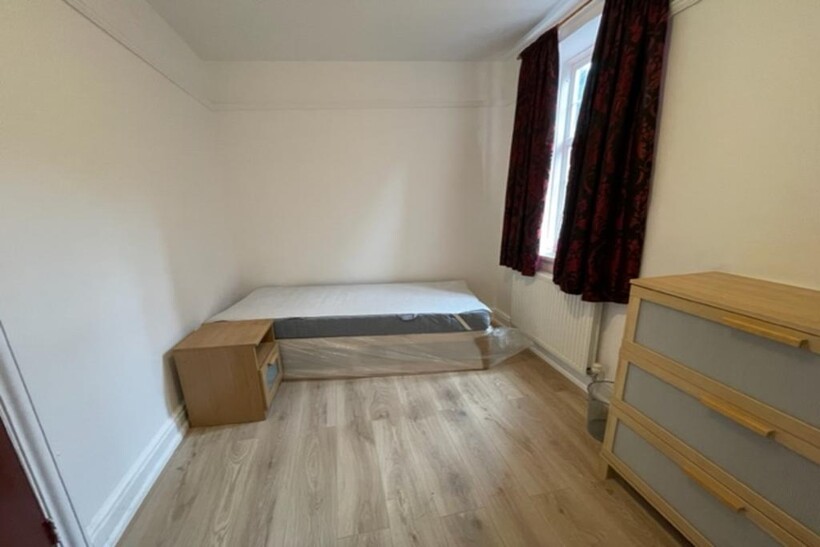 Croydon CR0 1 bed in a house share to rent - £675 pcm (£156 pw)