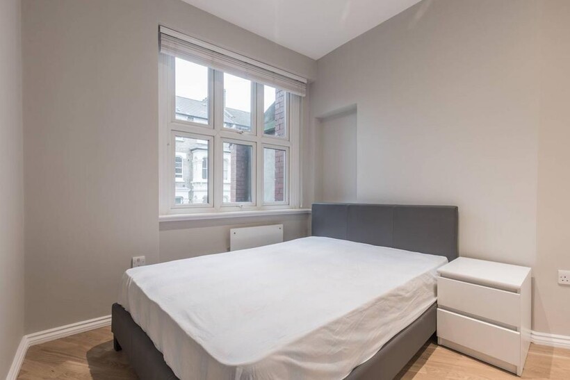 Blythe Road, Brook Green, London, W14 1 bed flat to rent - £1,900 pcm (£438 pw)