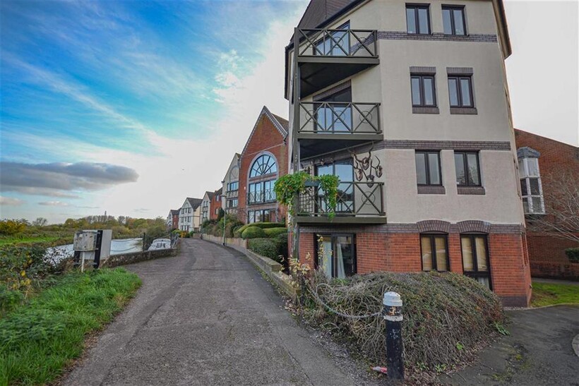 Gabriels Wharf, Haven Banks, Exeter, EX2 8BG 2 bed flat to rent - £1,200 pcm (£277 pw)