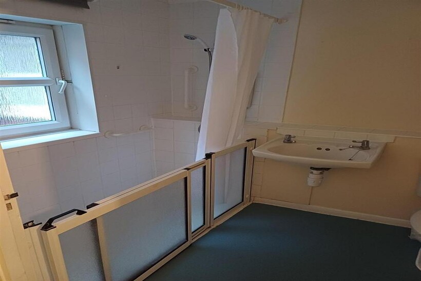 Flat 12 WH Bathroom.jpg