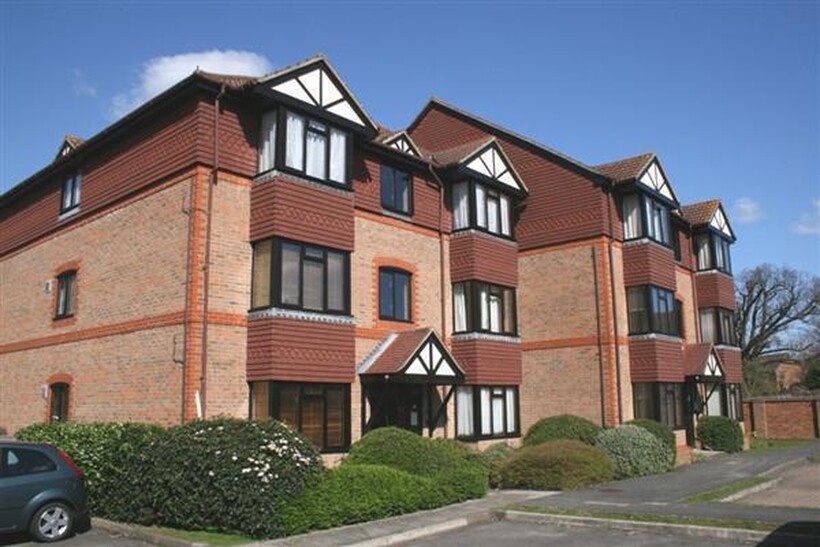 Chestnut Close, Hampshire GU51 1 bed apartment to rent - £1,050 pcm (£242 pw)