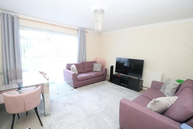 Nigel Close, Northolt 2 bed apartment to rent - £1,500 pcm (£346 pw)
