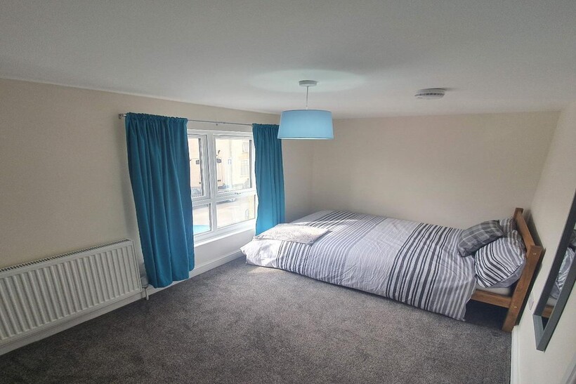 Northampton NN1 1 bed in a house share to rent - £550 pcm (£127 pw)