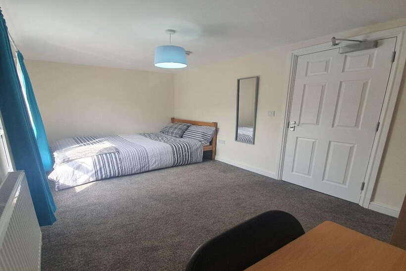 Northampton NN1 1 bed in a house share to rent - £550 pcm (£127 pw)