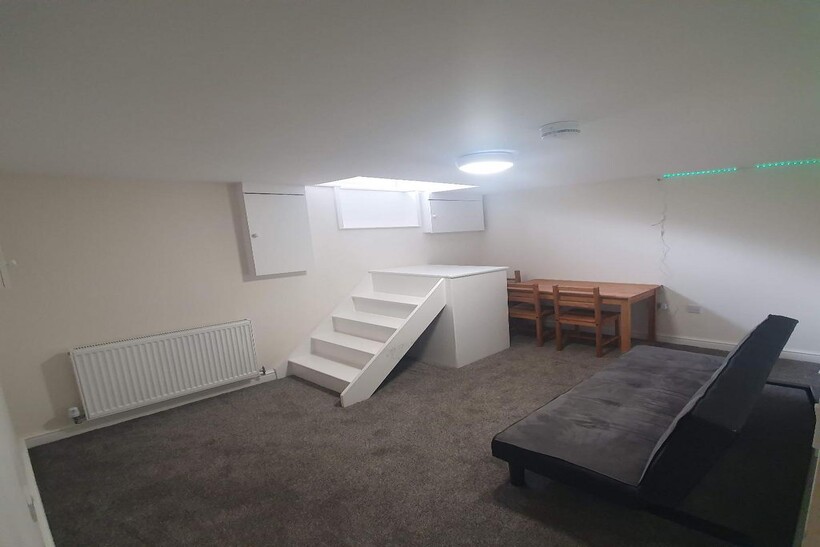 Northampton NN1 1 bed in a house share to rent - £550 pcm (£127 pw)