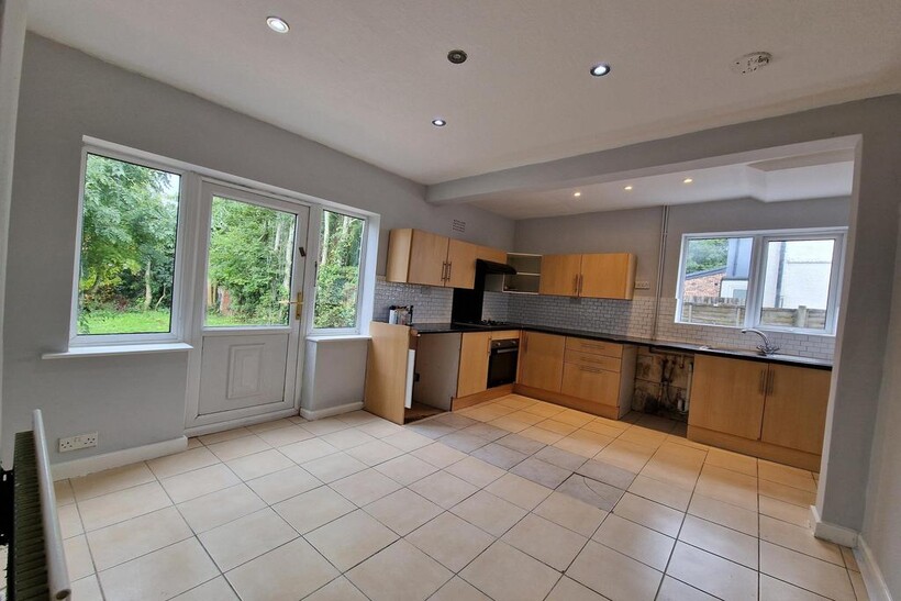 The Crescent, Wolverhampton WV6 3 bed semi-detached house to rent - £1,050 pcm (£242 pw)