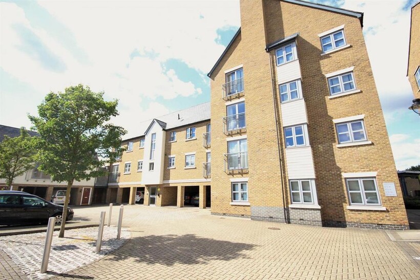 Sheepen Place, Colchester, CO3 3LT 2 bed apartment to rent - £1,050 pcm (£242 pw)