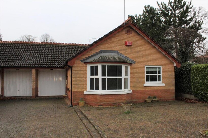 Brooksby Grove, Dorridge, Solihull... 2 bed detached bungalow to rent - £1,100 pcm (£254 pw)