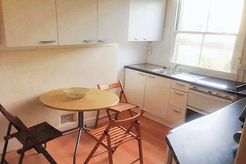 Dumont Road, London N16 1 bed in a flat share to rent - £600 pcm (£138 pw)