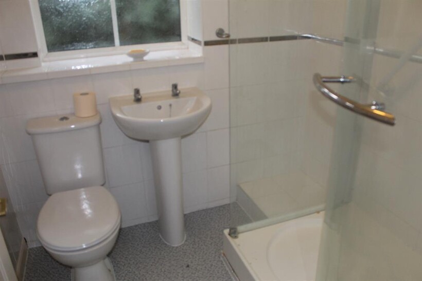 Brooksby Grove, Dorridge, Solihull... 2 bed detached bungalow to rent - £1,100 pcm (£254 pw)