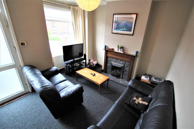 Highbury Terrace, Meanwood, Leeds... 3 bed terraced house to rent - £1,599 pcm (£369 pw)