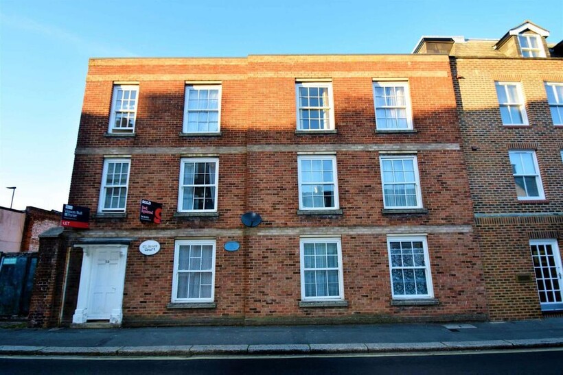 Lugley Street, Newport PO30 1 bed flat to rent - £550 pcm (£127 pw)