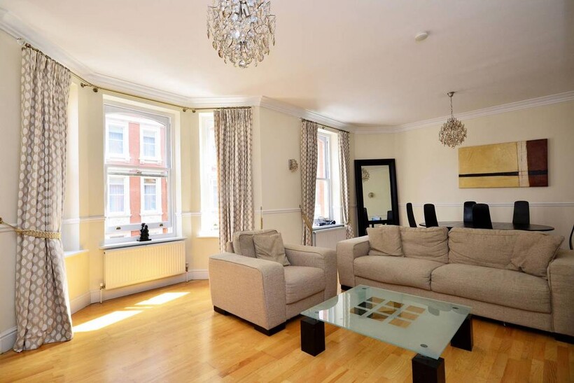 Eastcastle Street, Fitzrovia, London, W1T 3 bed flat to rent - £5,998 pcm (£1,384 pw)