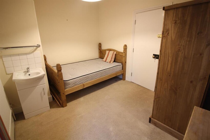 York Road, Hampshire GU11 1 bed in a house share to rent - £500 pcm (£115 pw)