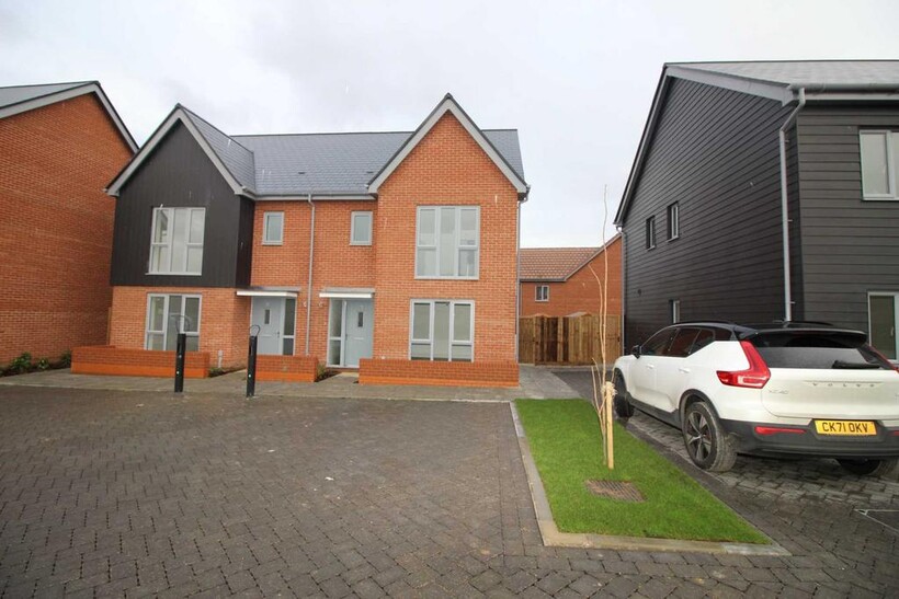 Minikin Close, Coggeshall 3 bed semi-detached house to rent - £1,550 pcm (£358 pw)