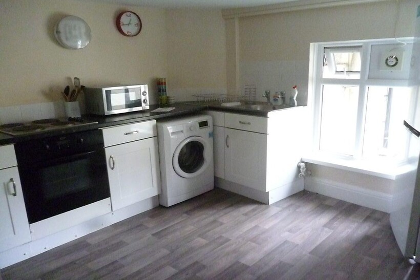 High Street, Newport 1 bed maisonette to rent - £550 pcm (£127 pw)