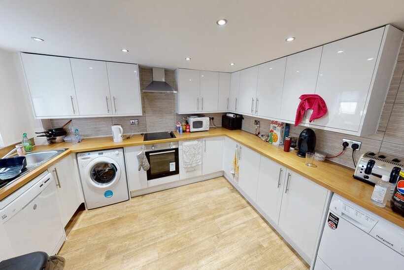 Trelawn Avenue, Leeds 4 bed house to rent - £511 pcm (£118 pw)