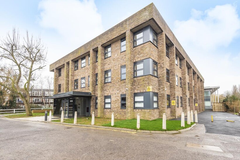 Dolphin Bridge House, Rockingham... 2 bed apartment to rent - £1,550 pcm (£358 pw)