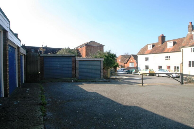 Guilder Lane, Wiltshire SP1 Detached house to rent - £110 pcm (£25 pw)