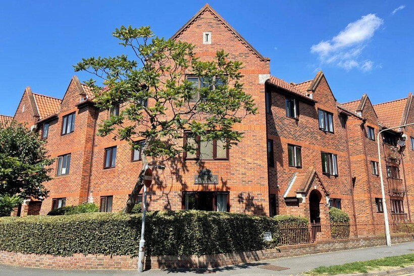 HIGHWOODS 1 bed flat to rent - £775 pcm (£179 pw)