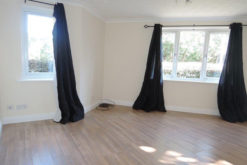 HIGHWOODS 1 bed flat to rent - £775 pcm (£179 pw)