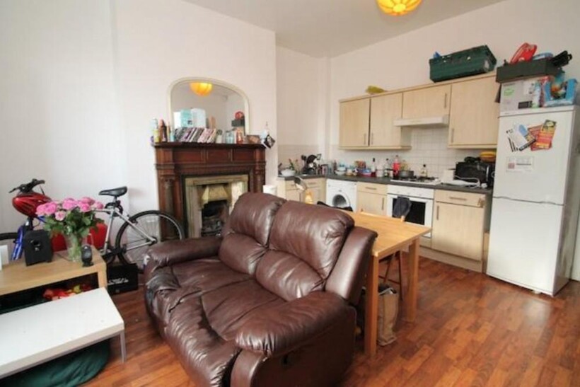 Flat 2, 39 Regent Park Terrace, Hyde... 2 bed flat to rent - £1,014 pcm (£234 pw)