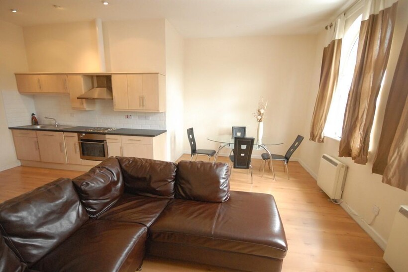 Dickenson Road, Manchester M13 2 bed flat to rent - £1,000 pcm (£231 pw)