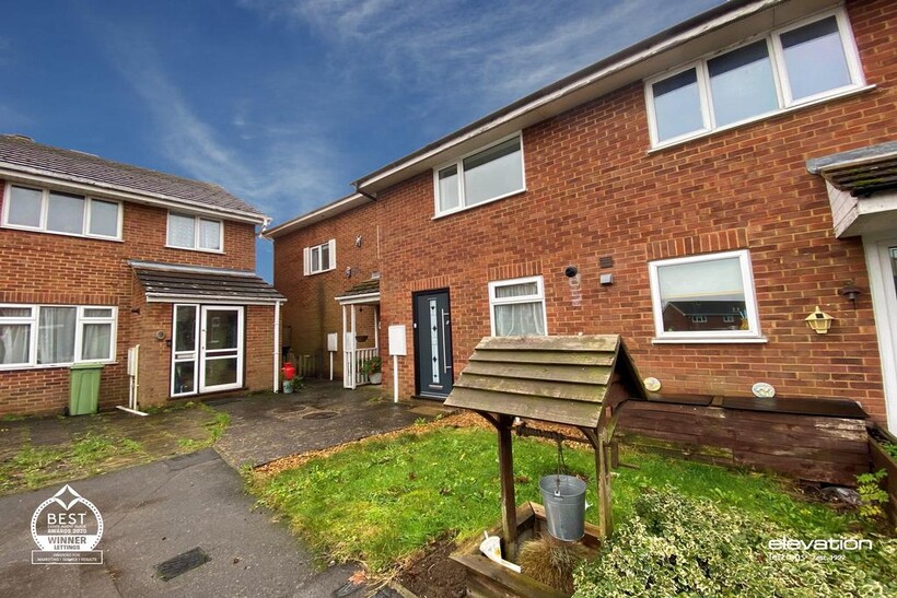 Petersham Close, Newport Pagnell, MK16 2 bed terraced house to rent - £1,050 pcm (£242 pw)