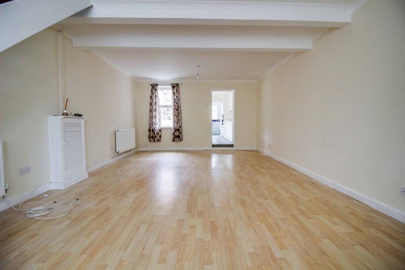 Crombey Street, Swindon SN1 2 bed terraced house to rent - £1,000 pcm (£231 pw)