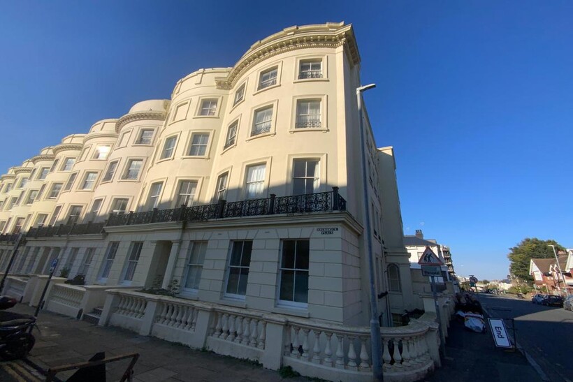 Brunswick Place, Hove 1 bed flat to rent - £1,000 pcm (£231 pw)