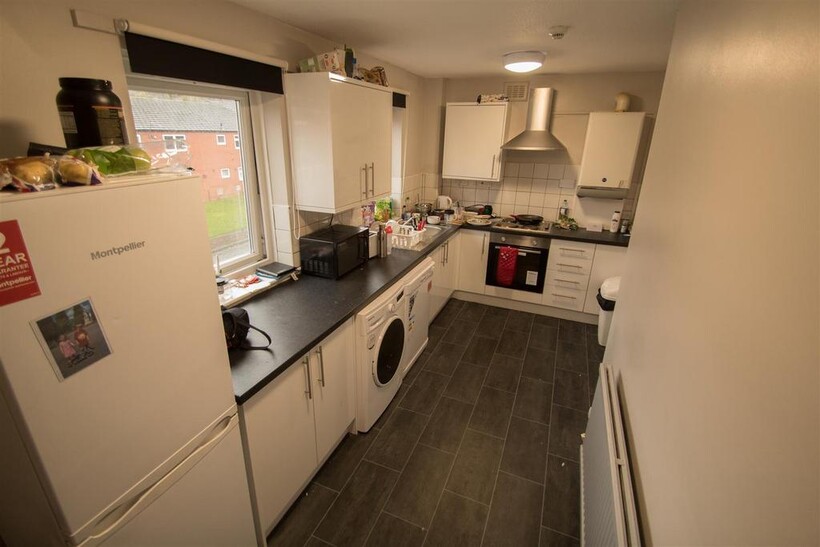 Westfield Court, Hyde Park, Leeds... 1 bed in a house share to rent - £503 pcm (£116 pw)